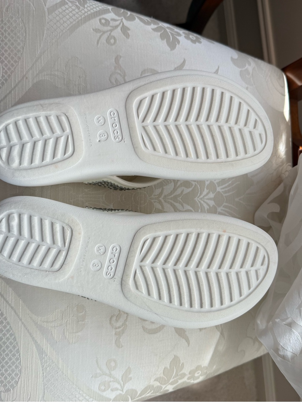 ✅NWOT✅Crocs Women’s White Wedge Flip Flops Dual Comfort Silver Embellished Size8 - Picture 8 of 9